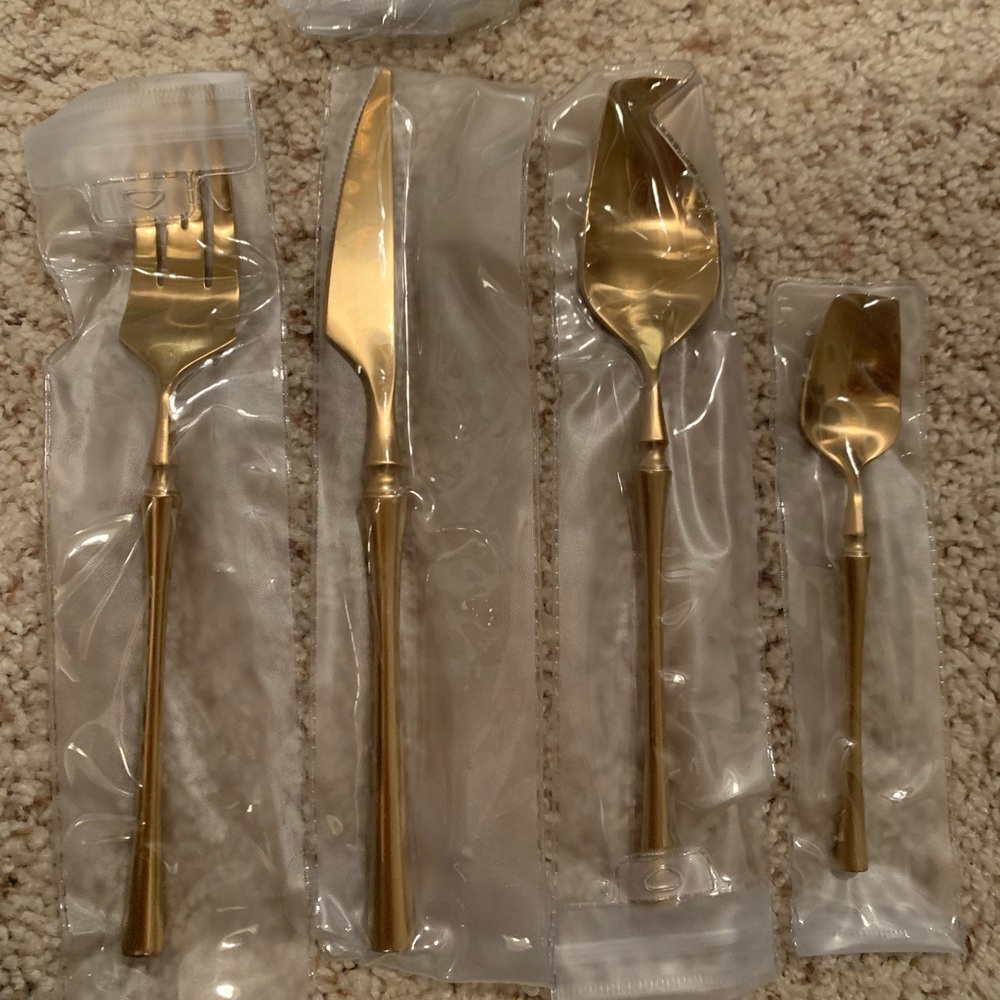 Stainless steel golden cutlery set